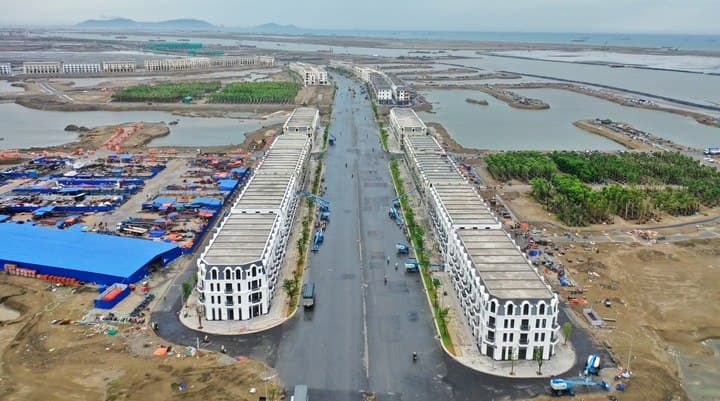 Dãy nhà phố đã hoàn thiện mặt ngoài, phân khu Vịnh Tiên