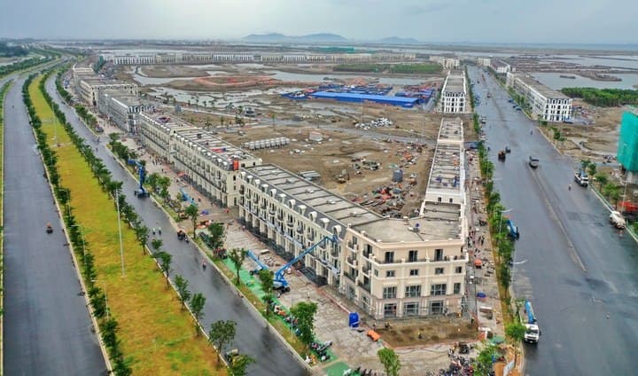 Nhà phố liền kề đang thi công, tháng 9/2026